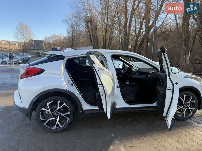 Позашляховик / Кросовер Toyota C-HR 2017 в Хмельницькому