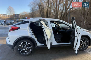 Внедорожник / Кроссовер Toyota C-HR 2017 в 