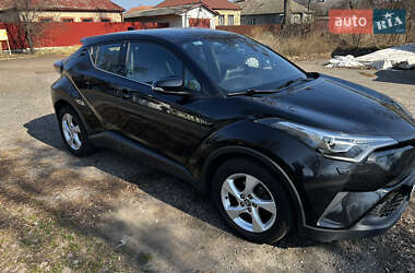 Внедорожник / Кроссовер Toyota C-HR 2017 в 