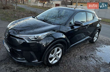 Внедорожник / Кроссовер Toyota C-HR 2017 в 