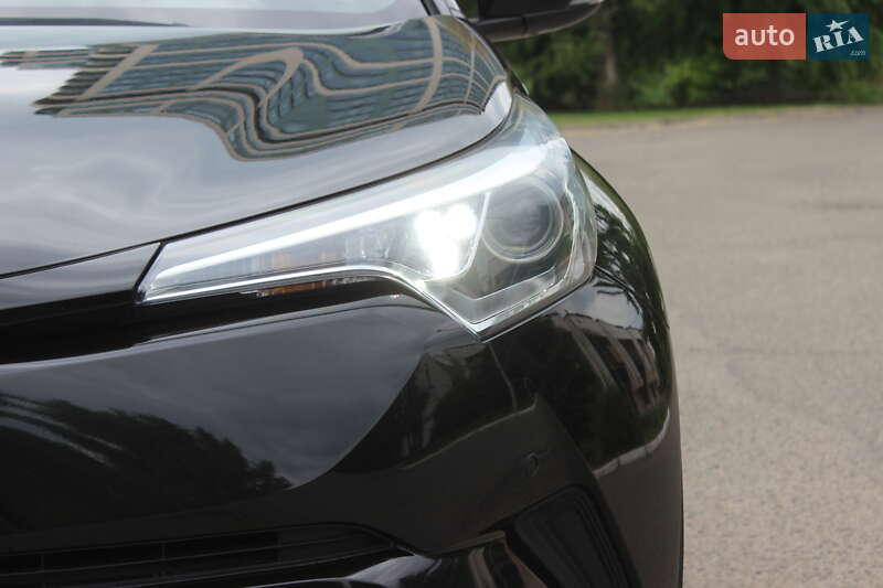 Позашляховик / Кросовер Toyota C-HR 2019 в Дніпрі