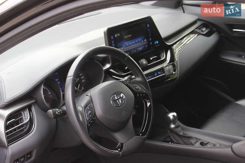 Позашляховик / Кросовер Toyota C-HR 2019 в Дніпрі