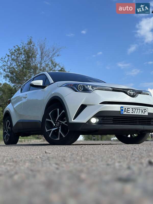 Внедорожник / Кроссовер Toyota C-HR 2017 в 
