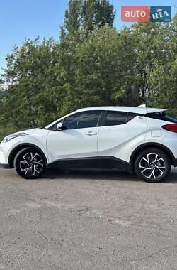 Внедорожник / Кроссовер Toyota C-HR 2017 в 