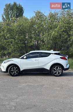 Внедорожник / Кроссовер Toyota C-HR 2017 в 