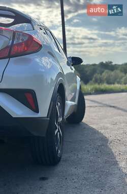 Внедорожник / Кроссовер Toyota C-HR 2017 в 