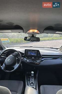 Внедорожник / Кроссовер Toyota C-HR 2017 в 