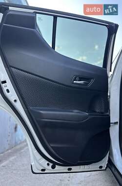 Внедорожник / Кроссовер Toyota C-HR 2017 в 