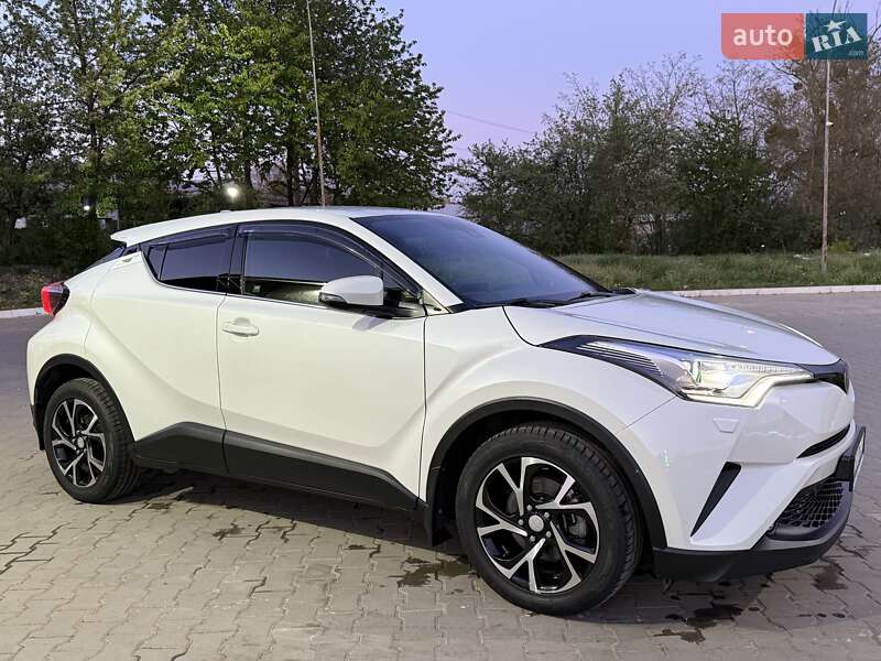 Позашляховик / Кросовер Toyota C-HR 2018 в 
