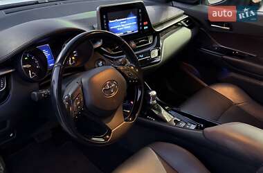 Позашляховик / Кросовер Toyota C-HR 2018 в 