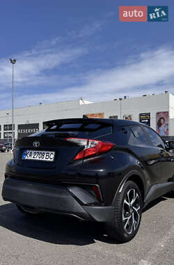 Позашляховик / Кросовер Toyota C-HR 2017 в 