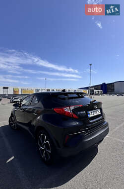 Позашляховик / Кросовер Toyota C-HR 2017 в 