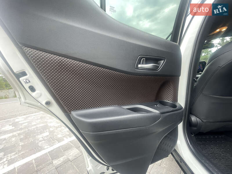 Внедорожник / Кроссовер Toyota C-HR 2018 в Ужгороде