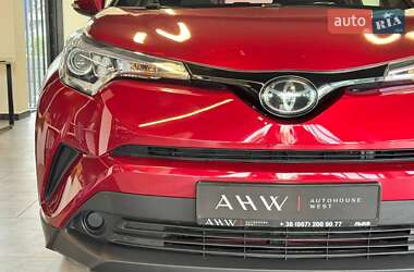 Позашляховик / Кросовер Toyota C-HR 2017 в 