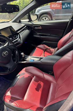 Внедорожник / Кроссовер Toyota C-HR 2017 в 