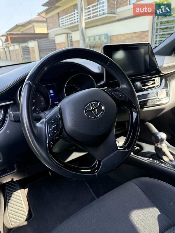 Позашляховик / Кросовер Toyota C-HR 2019 в Ужгороді