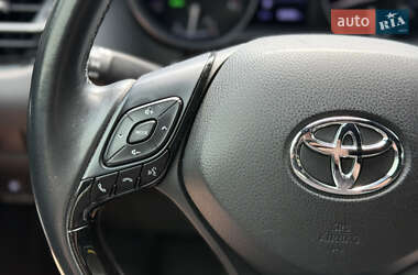 Позашляховик / Кросовер Toyota C-HR 2018 в 