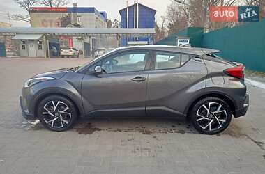 Внедорожник / Кроссовер Toyota C-HR 2017 в 