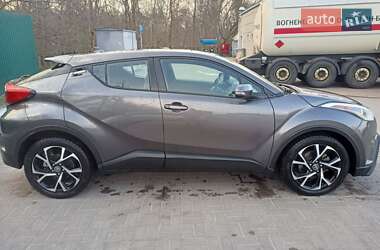 Внедорожник / Кроссовер Toyota C-HR 2017 в 