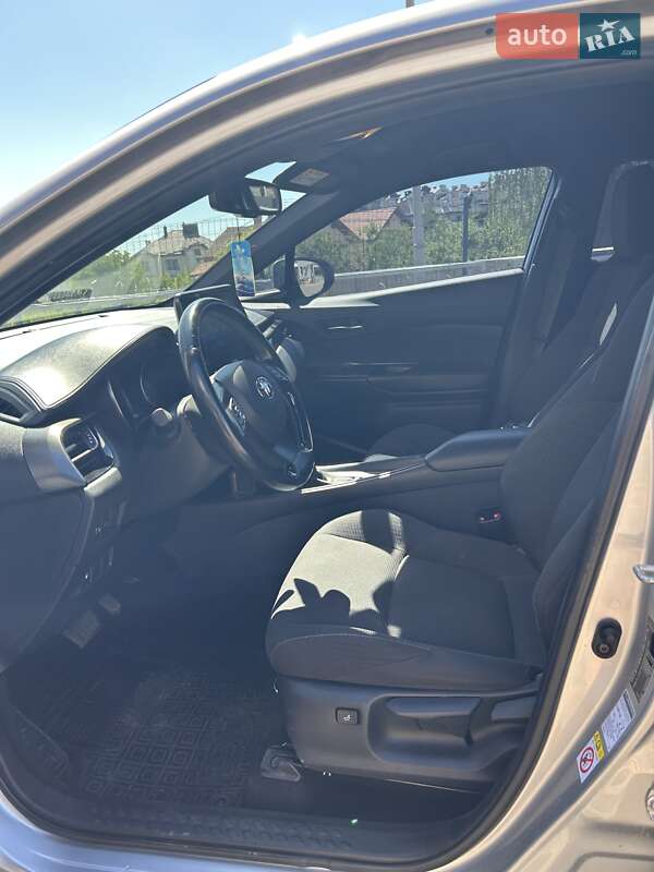 Позашляховик / Кросовер Toyota C-HR 2016 в Городенці