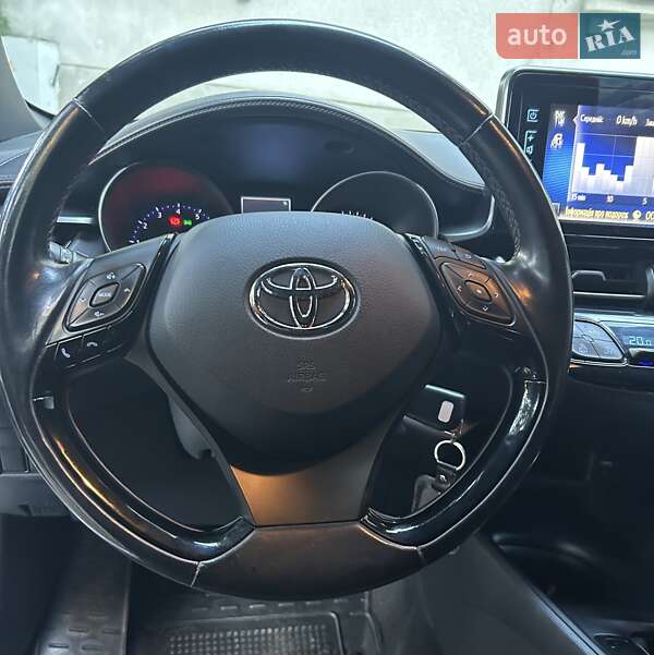 Позашляховик / Кросовер Toyota C-HR 2016 в Городенці