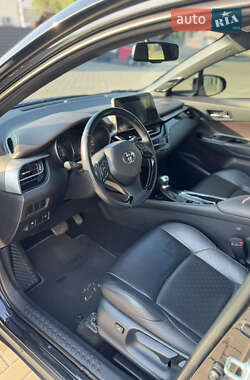 Внедорожник / Кроссовер Toyota C-HR 2017 в 
