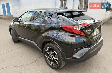 Внедорожник / Кроссовер Toyota C-HR 2018 в 
