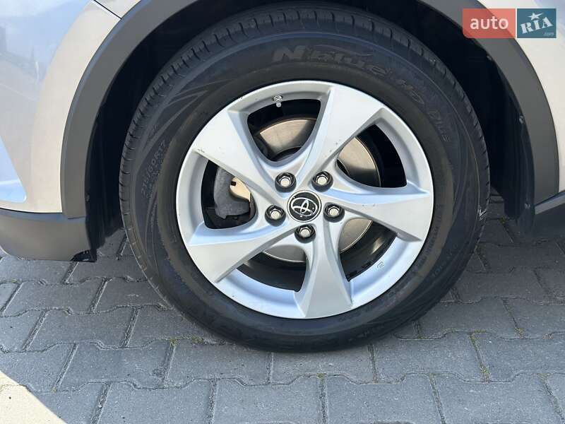 Внедорожник / Кроссовер Toyota C-HR 2016 в Черновцах