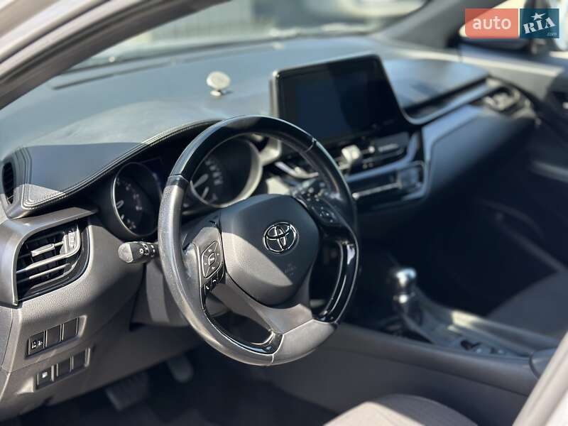 Внедорожник / Кроссовер Toyota C-HR 2016 в Черновцах