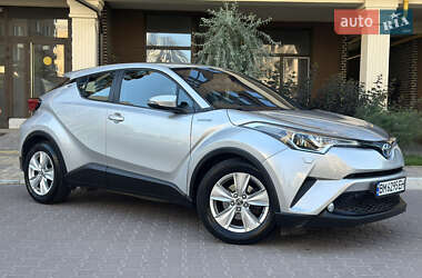 Внедорожник / Кроссовер Toyota C-HR 2017 в 