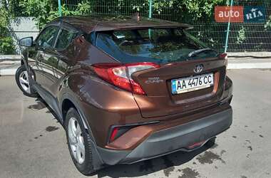 Позашляховик / Кросовер Toyota C-HR 2018 в  фото 12 Позашляховик / Кросовер Toyota C-HR 2018 в