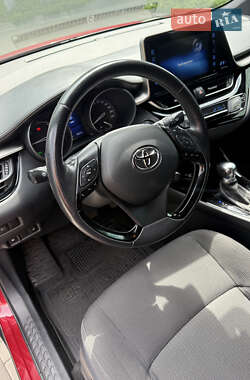 Внедорожник / Кроссовер Toyota C-HR 2019 в 