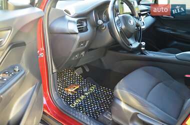 Позашляховик / Кросовер Toyota C-HR 2017 в 