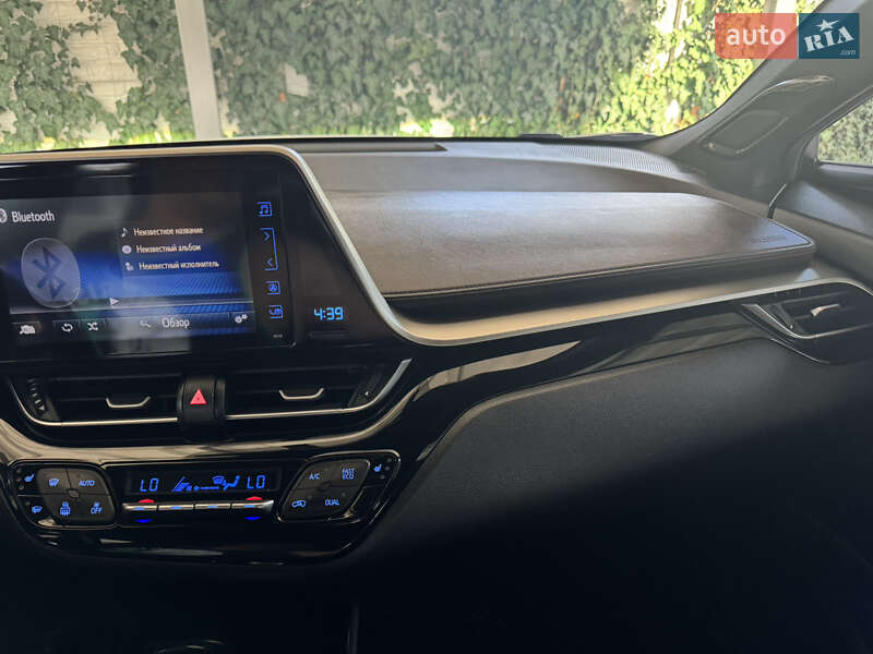 Внедорожник / Кроссовер Toyota C-HR 2017 в Макарове