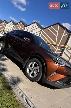 Позашляховик / Кросовер Toyota C-HR 2017 в  фото 20 Позашляховик / Кросовер Toyota C-HR 2017 в
