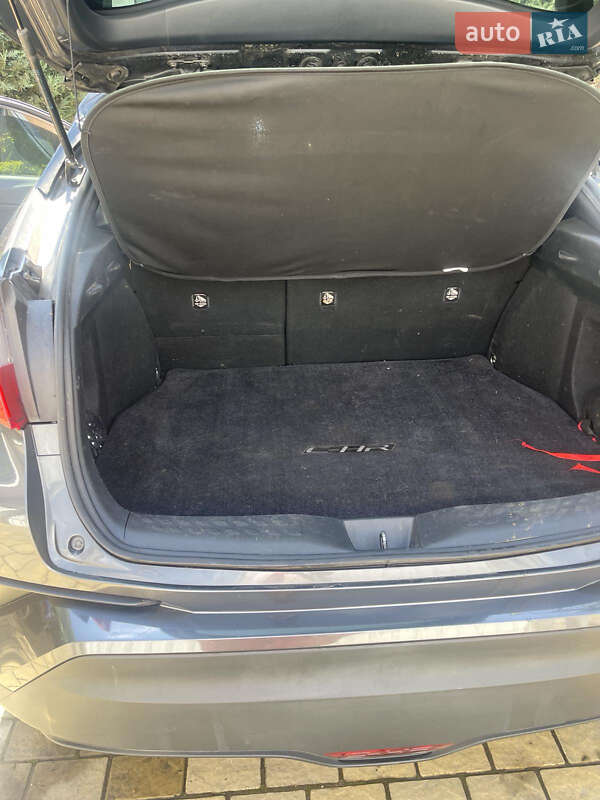 Позашляховик / Кросовер Toyota C-HR 2017 в Дніпрі