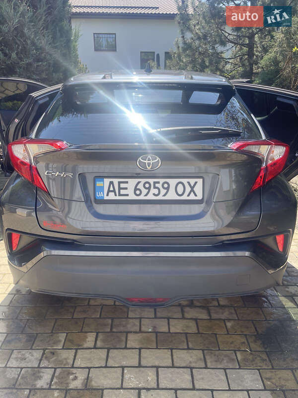 Позашляховик / Кросовер Toyota C-HR 2017 в Дніпрі