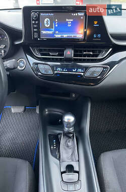 Внедорожник / Кроссовер Toyota C-HR 2017 в 
