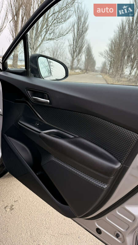 Позашляховик / Кросовер Toyota C-HR 2018 в Дніпрі