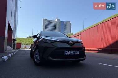 Внедорожник / Кроссовер Toyota C-HR 2021 в 