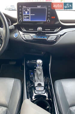 Внедорожник / Кроссовер Toyota C-HR 2022 в 
