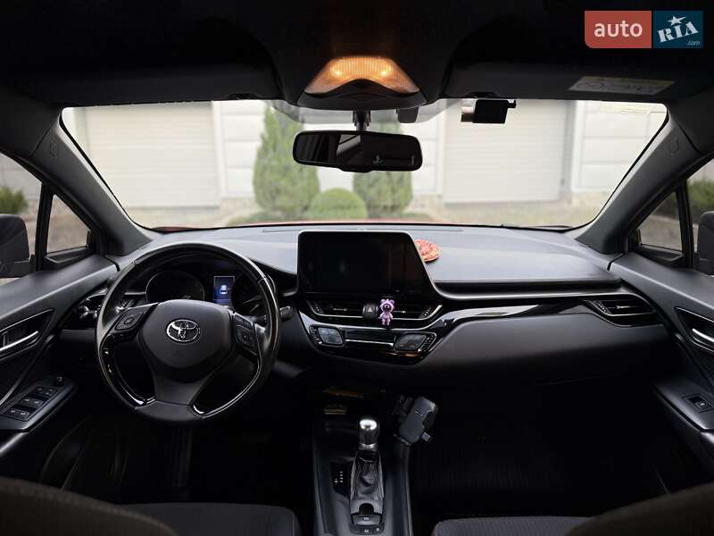 Позашляховик / Кросовер Toyota C-HR 2018 в Дніпрі фото 8 Позашляховик / Кросовер Toyota C-HR 2018 в Дніпрі