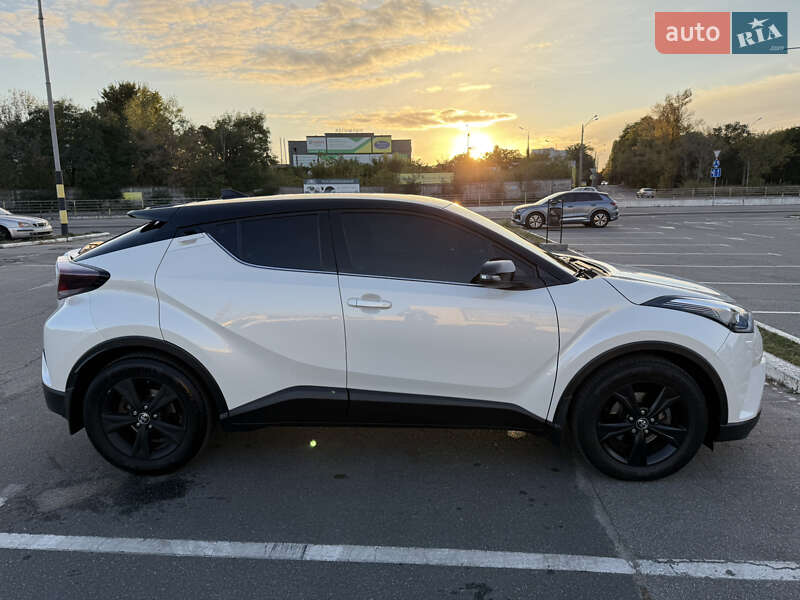 Внедорожник / Кроссовер Toyota C-HR 2017 в Киеве фото 2 Внедорожник / Кроссовер Toyota C-HR 2017 в Киеве