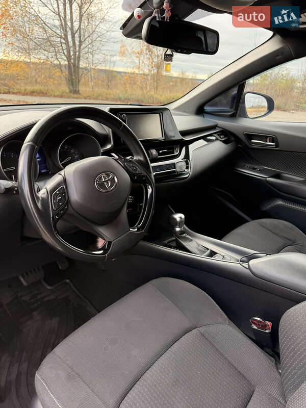 Внедорожник / Кроссовер Toyota C-HR 2017 в Киеве фото 12 Внедорожник / Кроссовер Toyota C-HR 2017 в Киеве