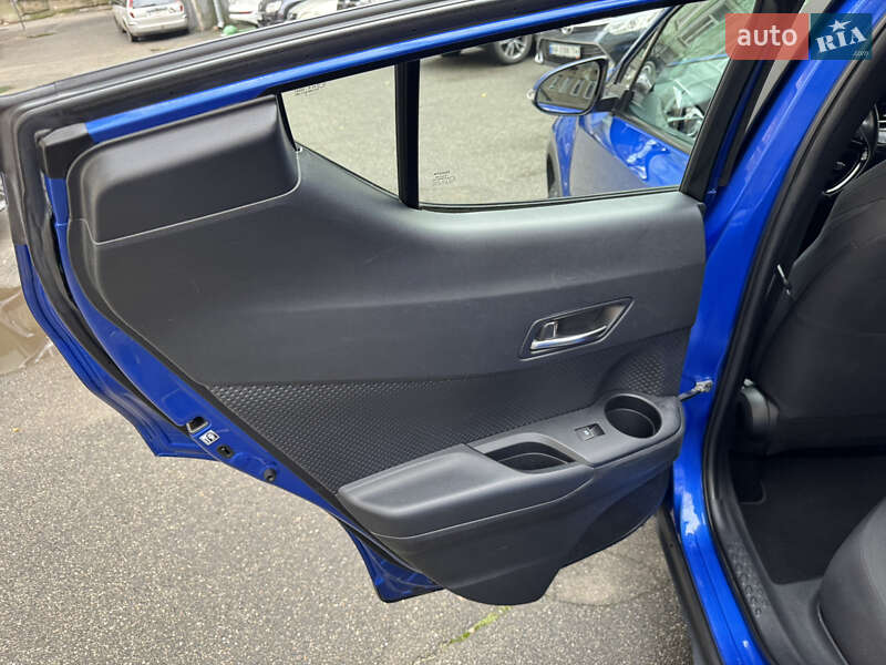 Внедорожник / Кроссовер Toyota C-HR 2017 в Киеве