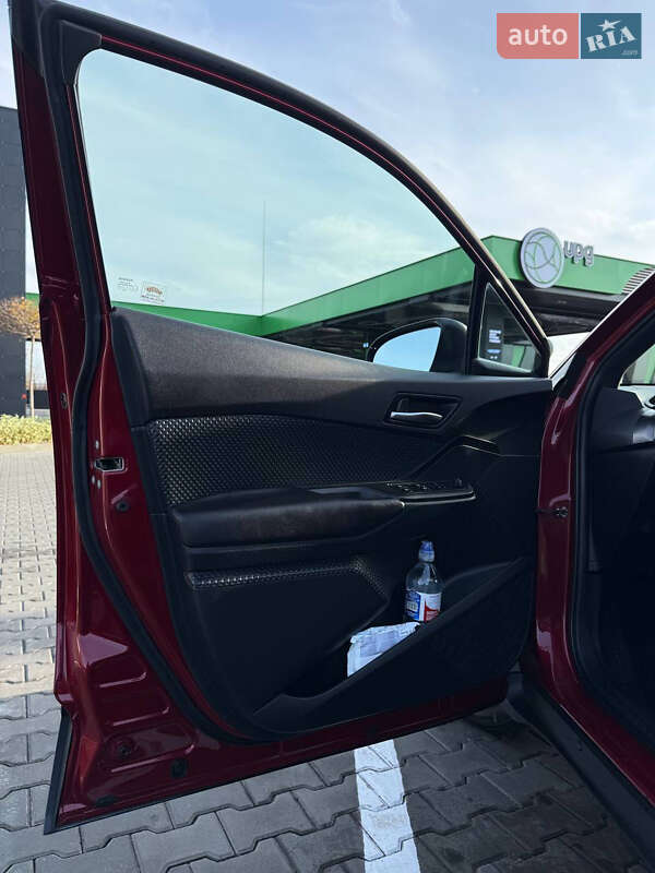 Внедорожник / Кроссовер Toyota C-HR 2017 в Днепре фото 11 Внедорожник / Кроссовер Toyota C-HR 2017 в Днепре