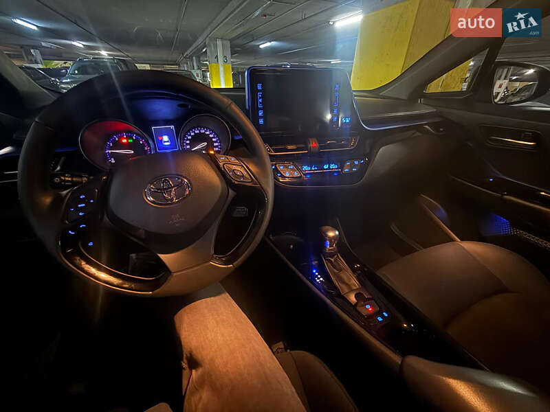 Внедорожник / Кроссовер Toyota C-HR 2017 в Львове