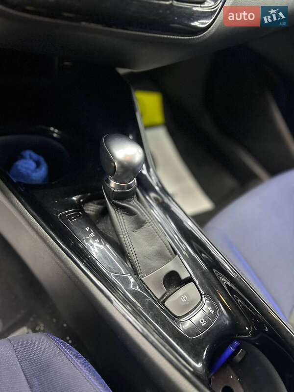 Позашляховик / Кросовер Toyota C-HR 2016 в Чернівцях