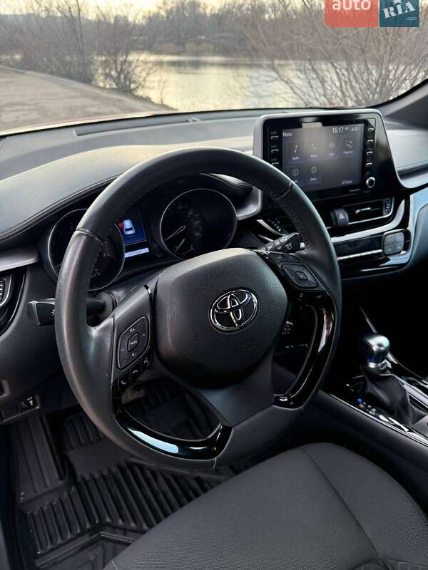 Внедорожник / Кроссовер Toyota C-HR 2021 в Киеве