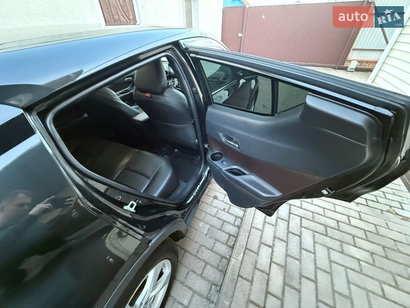 Внедорожник / Кроссовер Toyota C-HR 2017 в Киеве